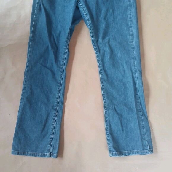 LL Bean Classic Fit Straight Leg Jeans Med Wash Womens Size 8 Classic 90s Basic - Picture 5 of 13